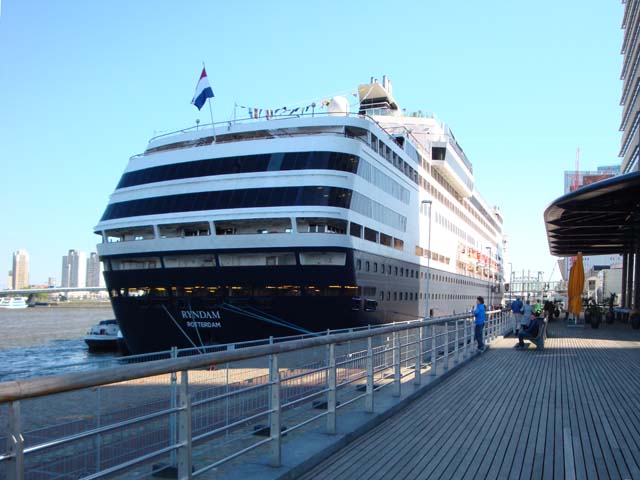 Cruiseschip ms Ryndam aan de Cruise Terminal Rotterdam